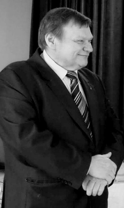 Zdjęcie w czarno białych barwach Przewodniczącego Rady Gminy Konopnica Andrzeja Dudy
