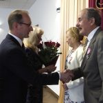 Pan Wójt wręcza Jubilatom medale od Prezydenta RP, a Pani Przewodnicząca Rady Gminy bukiet czerwonych róż.
